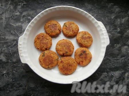 Отправить котлеты из красной чечевицы в духовку, разогретую до 190 градусов, на 20 минут. Через 10 минут с начала запекания котлетки перевернуть и готовить ещё 10 минут.&nbsp;За это время они дойдут до готовности, подсушатся, станут хрустящими.
