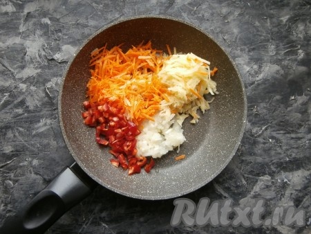 Лук, морковь и картофель очистить, натереть на средней тёрке. Болгарский перец, очищенный от семян, нарезать маленькими кубиками. Поместить натёртые морковь, картошку, лук и нарезанный перец в сковороду, влить 1 столовую ложку растительного масла.