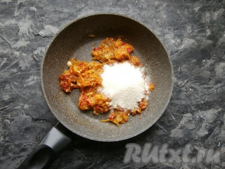 Перемешать, протушить пару минут, всыпать манку.
