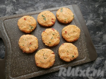 Руками, смазанными небольшим количеством растительного масла (или водой), сформировать не слишком толстые (можно даже тонкие) круглой или другой формы котлетки.
