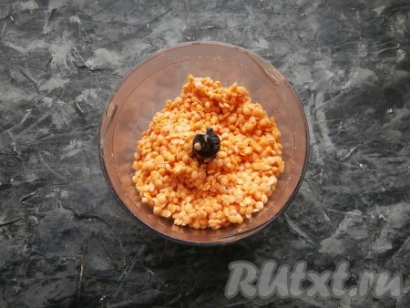 Добавить процеженную от воды, немного обсушенную чечевицу.
