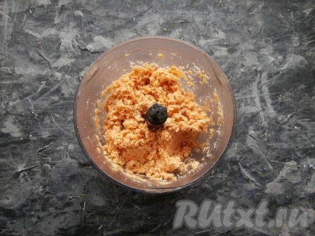 Измельчить чечевицу с хлебом до состояния мелкой, липкой крошки.
