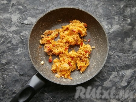 Снова перемешать, выключить газ. Дать овощной массе немного остыть.
