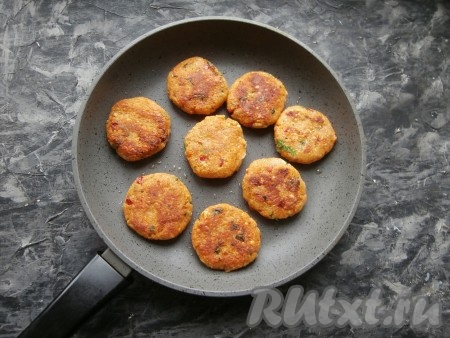На сковороде разогреть 1,5-2 столовые ложки растительного масла, обжарить котлеты из красной чечевицы на среднем огне до небольшой румяности с двух сторон.

