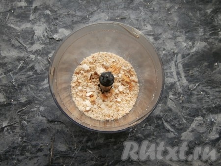 Чёрствый хлеб (или подсушенный) поместить в чашу блендера, измельчить.
