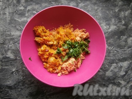 Переложить крошку из чечевицы и хлеба в миску, добавить овощную смесь вместе с рубленной петрушкой.
