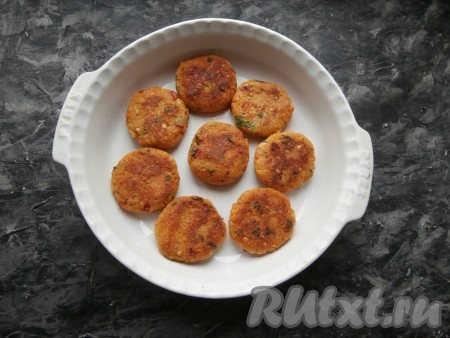 Переложить котлеты в один слой в форму для запекания, чуть смазанную растительным маслом.
