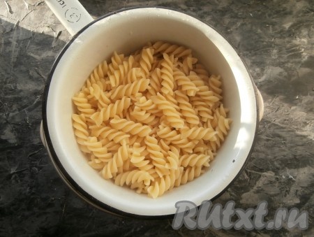 Макароны выложить в кипящую подсоленную воду и отварить согласно инструкции на упаковке (обычно они варятся 8-10 минут). Откинуть макароны на дуршлаг, дать стечь воде.
