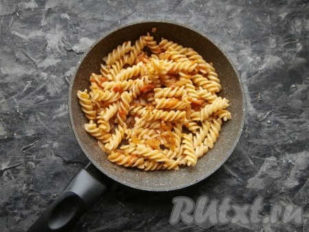 Протушить ещё пару минут и в сковороду с макаронами и луком добавить отваренные макароны, хорошо перемешать.
