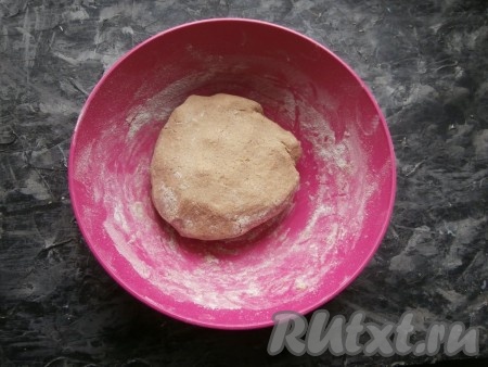 Замесить достаточно плотное, но мягкое, немного липнущее тесто.
