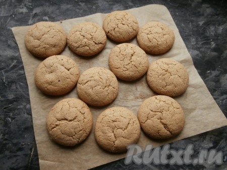 Выпекать домашнее овсяное печенье в предварительно разогретой до 170-180 градусов духовке 20-30 минут. Печенье нельзя пересушивать, чтобы оно не стало очень жёстким.
