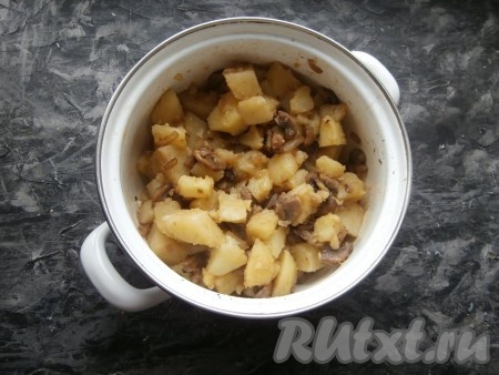 Аккуратно перемешать грибы с картофелем.
