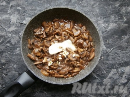 Грибы перемешать и обжаривать их на среднем огне, помешивая, минут 6-8. После этого добавить сливочное масло и измельчённый чеснок.
