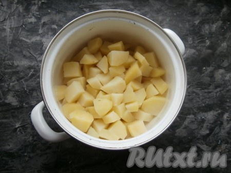 Залить полностью водой, довести до кипения, посолить и отварить на небольшом огне до готовности (в течение 20-25 минут), затем воду слить.
