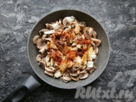 Обжарить грибы на среднем огне минут 5. В процессе обжаривания не забывайте грибочки периодически перемешивать. Затем к грибам добавить мелко нарезанный очищенный лук, соль (много соли не добавляйте, так как в дальнейшем будет добавляться достаточно солёный соевый соус), молотый чёрный перец, паприку, любые специи, влить соевый соус.
