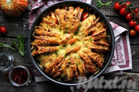 Готовый пирог из батона с колбасой, помидорами и сыром достать из духовки, слегка остудить в форме, а затем переложить на тарелку, по желанию, посыпать зеленью и подать в качестве перекуса, можно взять с собой и на пикник. Уверена, простой, нежный, сытный пирог понравится многим!