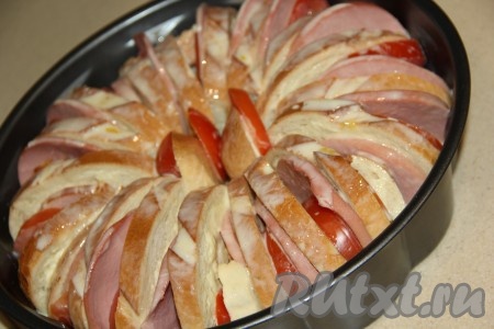 Залить пирог из батона с колбасой получившейся заливкой.
