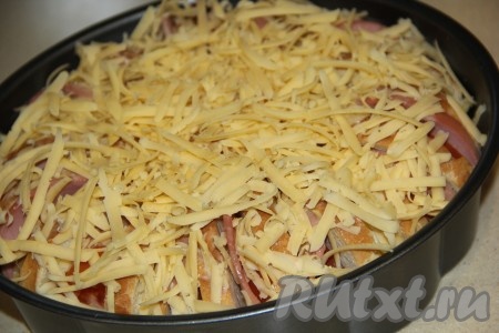 Пирог посыпать натёртым сыром.&nbsp;
