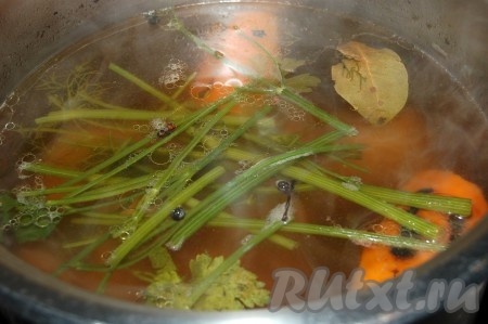 Положить лавровый лист, добавить по вкусу соль, перец. Спустя 2 часа после начала варки наш мясной бульон готов.
