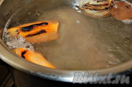 Обжаренные морковь и лук опустить в закипевший мясной бульон и варить 2 часа при очень медленном кипении (только так наш бульон получится прозрачным).

