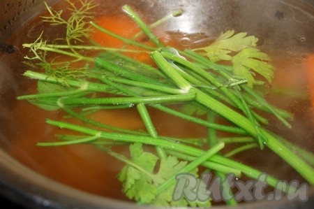 В самом конце приготовления добавить зелень.
