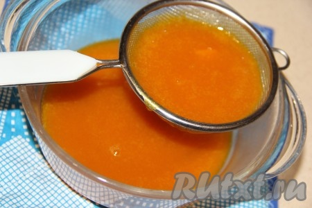 Чтобы мармелад получился без комочков и с ровной текстурой, лучше пропустить тыквенную массу через сито.&nbsp;
