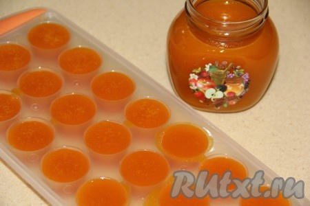 Разлить массу по силиконовым формочкам или по формочкам для льда. Я остатки массы вылила в маленькую баночку.
