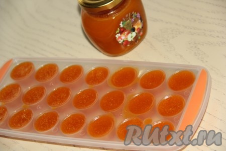 Поставить форму с тыквенным мармеладом в холодильник на пару часов (до полного застывания).
