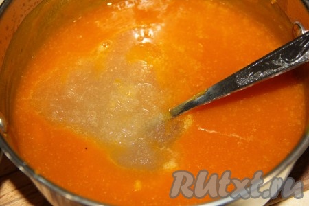 После этого в горячую тыквенную массу влить набухший желатин, тщательно перемешать. Так как масса из тыквы горячая, желатин полностью в ней растворится, поэтому дополнительно ставить массу на огонь или на водяную баню не нужно.
