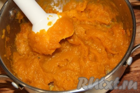 Мягкую тыкву пробить погружным блендером в пюреобразную массу.