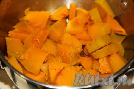 В кастрюльку выложить кусочки тыквы, влить 100 мл воды, поставить на огонь и варить минут 10-15 (до мягкости тыквы).
