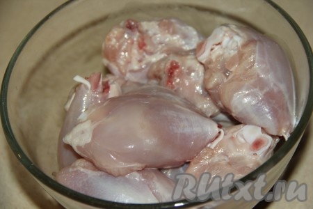 С куриных ножек снять кожу и срезать хрящ.
