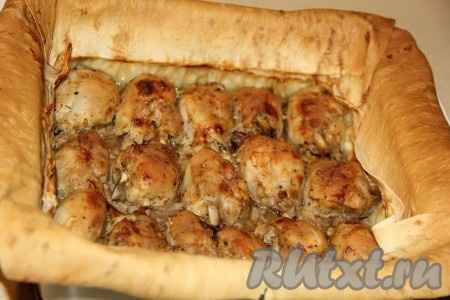 Запекать куриные ножки в лаваше, примерно, 35-40 минут при температуре 200 градусов. Готовые ножки переложить на блюдо, полить куриным соком, который образовался во время запекания, и подать к столу вместе с лавашом, нарвав его на кусочки.
