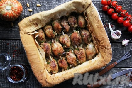 Куриные ножки, запечённые в духовке на подушке из лаваша, получились сочными и очень вкусными.
