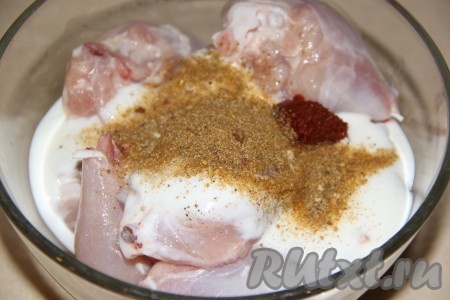 Для маринада я использовала кефир и специи, вы можете замариновать ножки, к примеру, в майонезе, кетчупе или соевом соусе - это дело вкуса. Добавить к ножкам кефир, соль, специи и аджику.
