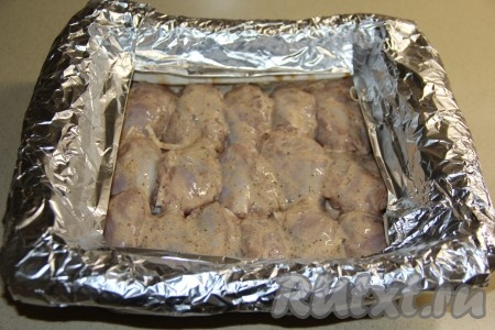 Выложить ножки в форму, края формы с лавашом накрыть фольгой. Поставить форму в разогретую духовку.
