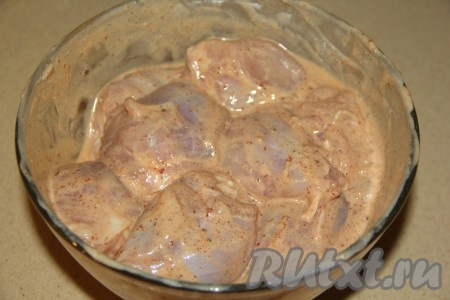 Тщательно перемешать ножки с маринадом и оставить на 1-2 часа.
