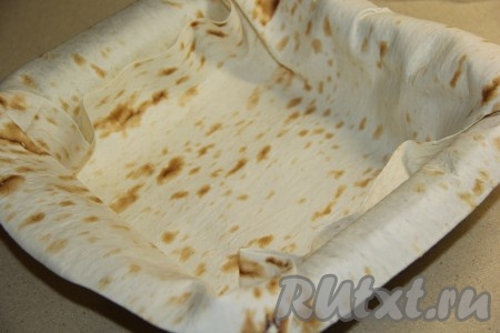 Жаропрочную форму выстелить лавашом в два слоя.
