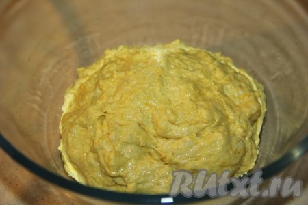 Влить опару и замесить тесто. Я замешивала тесто венчиком. Тесто получится липким, оставить его в миске, накрыть пищевой плёнкой и поставить в тепло на 1 час.
