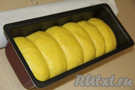 Накрыть форму с булочками полотенцем и поставить в тёплое место на 1 час.
