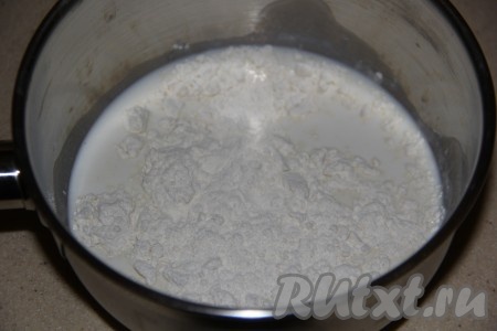 Для приготовления заварной смеси "танджонг" в отдельном ковшике нужно соединить молоко и муку, перемешать венчиком.
