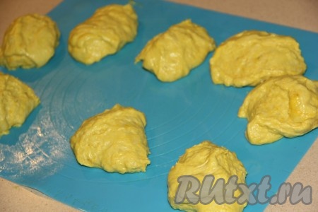 Подошедшее тесто переложить на припылённую мукой поверхность (я выложила на силиконовый коврик) и разделить на 6 или 8 частей.
