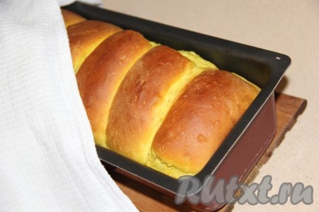 Заготовки булочек "Танджонг" поставить в разогретую духовку и выпекать при температуре 190 градусов, примерно, 25 минут. Готовую выпечку вынуть из духовки и оставить в форме на 15 минут под полотенцем.
