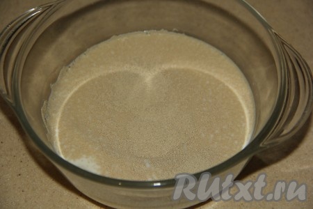 Сперва сделаем опару, для этого в достаточно глубокой миске нужно соединить тёплое молоко (молоко сильно не нагревайте, его температура не должна быть более 40 градусов), сахар и сухие дрожжи, перемешать. Оставить опару в тепле минут на 15.
