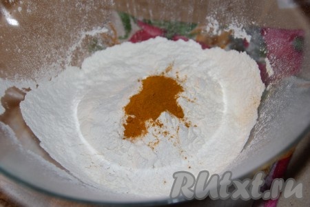 Для замешивания теста в отдельной глубокой миске соединить муку, соль, куркуму, перемешать.
