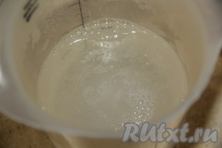 Вскипятить 400 миллилитров воды, затем всыпать соду и тщательно перемешать (сода должна раствориться).