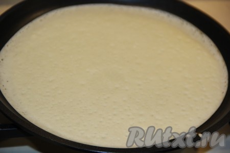 Очень хорошо разогреть сковороду, слегка смазать растительным маслом. Влить половник блинного теста в сковороду и равномерно распределить по всему дну сковородки.