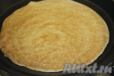 Выпекать блинчик на среднем огне с двух сторон до золотистого цвета. Готовый блин аккуратно переложить на тарелку. А из оставшегося заварного блинного теста постепенно пожарить все блины, складывая их один на другой на тарелку. Я после жарки первого блина сковородку маслом больше не смазывала, но ориентируйтесь на качество покрытия вашей сковороды и, если будет необходимость, слегка смазывайте её маслом перед жаркой очередного блинчика.