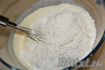 Затем в смесь кефира и яиц всыпать муку, очень хорошо перемешать.