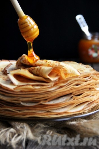 Нежные, тонкие, вкусные блины, замешанные на кефире и кипятке, к столу подать с мёдом, сметаной или вареньем. 